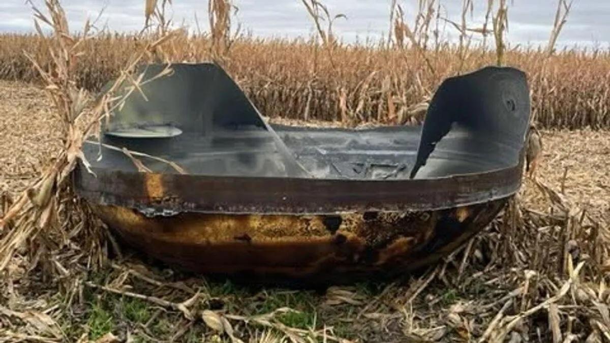 "Нам нічого не кажуть": на кукурудзяному полі у США знайшли загадковий металевий об’єкт