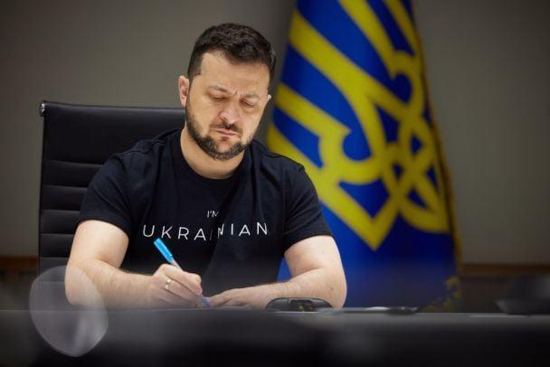 Кінець дешевим посилкам з-за кордону та "тіньовим" продажам: Зеленський підписав закони
