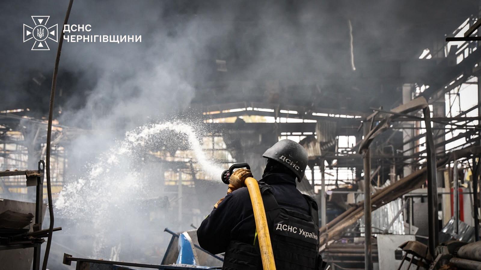 Росіяни атакували підприємства у Чернігові: одна людина загинула, 25 постраждали