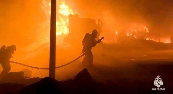У РФ вирують пожежі після оголошення ракетної загрози: прилетіло біля аеродрому (відео)
