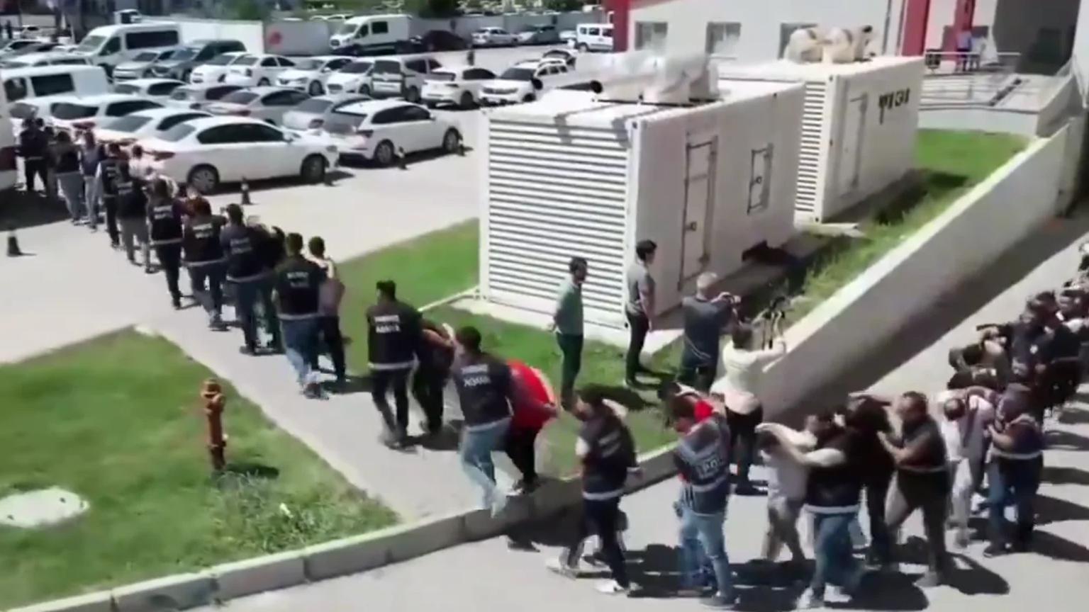 У Туреччині затримали 85 людей під час рейдів проти банди, яку пов’язують з підпалом Starlink у Польщі